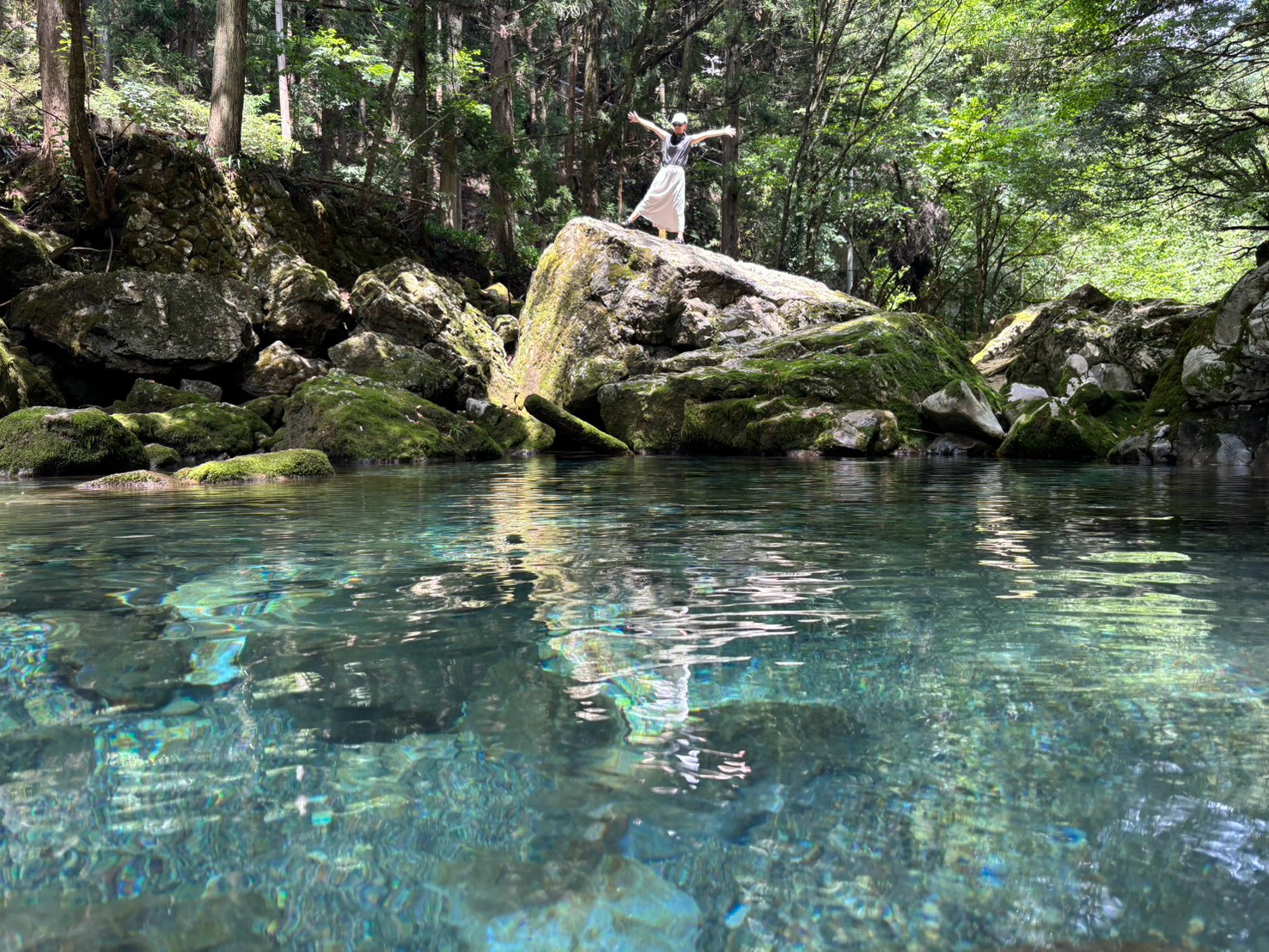 日本の夏の絶景ランキング第三位！ 真夏でもひんやり涼しい「円原川の伏流水」は、水遊びが楽しめる最高の癒しスポットだった