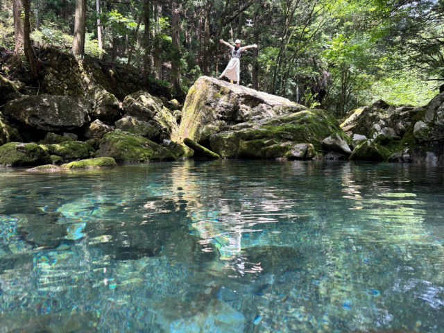 日本の夏の絶景ランキング第三位！ 真夏でもひんやり涼しい「円原川の伏流水」は、水遊びが楽しめる最高の癒しスポットだった