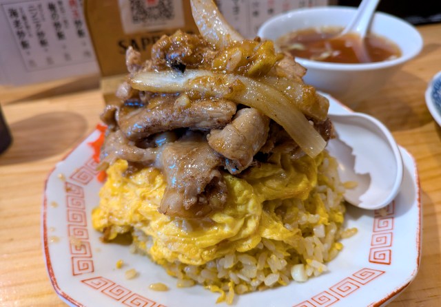 【中野】これでハーフ!? 厚さ1cmの肉が押し寄せる「チャーシューエッグ」とガツンと美味い「肉玉炒飯」で今、1番足りないものを摂取した! 【中野】これでハーフ!? 厚さ1cmの肉が押し寄せる「チャーシューエッグ」とガツンと美味い「肉玉炒飯」で今、1番足りないものを摂取した!