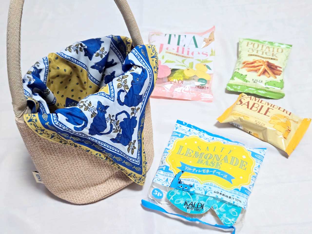 毎年大人気の「ネコバッグ」が今年はカルディらしからぬ小洒落たバッグで登場！ まだ購入チャンスも残ってるぞ〜！
