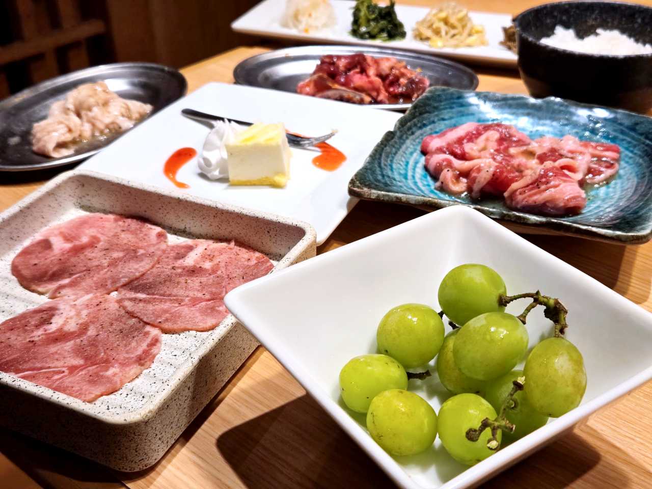 プラス990円でシャインマスカットと焼肉が食べ放題！ 焼肉チェーン「カルビ一丁」の「夏のごほうびフェア」が贅沢すぎた
