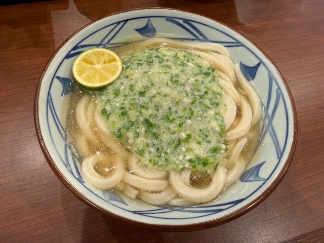 丸亀製麺『ねばとろ旨塩うどん』が天才的! 刻んだあの具材を入れたら “ねばとろ革命” が起きていた 丸亀製麺『ねばとろ旨塩うどん』が天才的! 刻んだあの具材を入れたら “ねばとろ革命” が起きていた