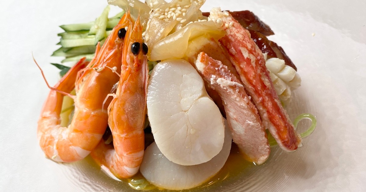 これが3300円の冷やし中華か…！ 銀座アスターの「海の幸の翡翠冷麺」を食べたら違う景色が見えた