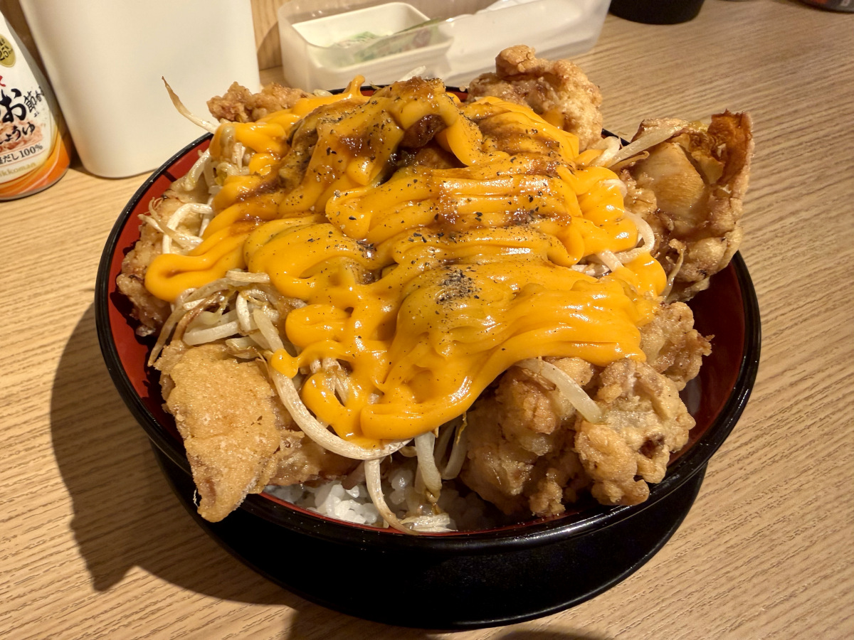 残り6店舗となった『から揚げの天才』に潜入！ 怪物の気配がする「二郎系チーズ唐揚げ丼」を食べてみた結果