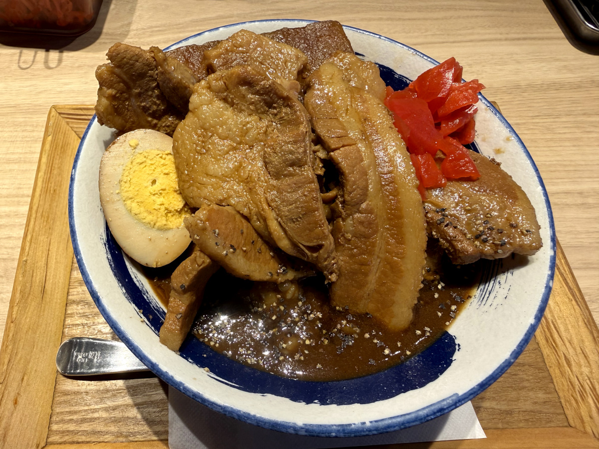 岡もとの期間限定『ポークカレー』がビジュ良すぎ！ すき家の「ポークロックカレー」と食べ比べてわかった感想