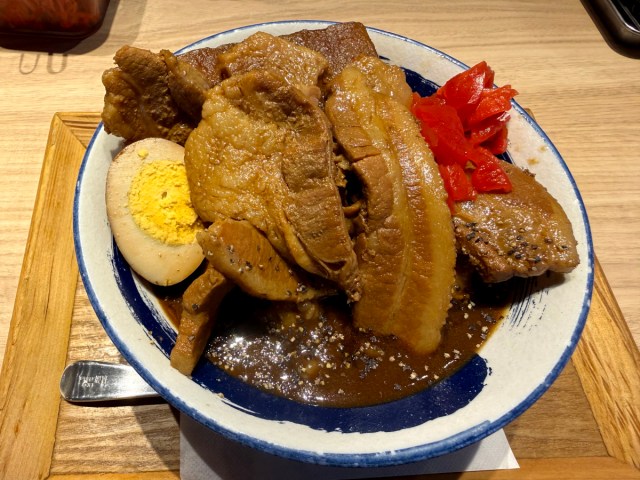 岡もとの期間限定『ポークカレー』がビジュ良すぎ! すき家の「ポークロックカレー」と食べ比べてわかった感想 岡もとの期間限定『ポークカレー』がビジュ良すぎ! すき家の「ポークロックカレー」と食べ比べてわかった感想
