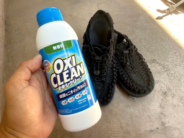 生乾きで激クサになったKEENのサンダルを1時間「オキシ漬け」してみた 生乾きで激クサになったKEENのサンダルを1時間「オキシ漬け」してみた