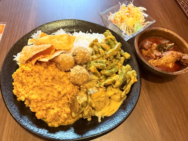 1皿1回勝負のワンプレートバイキング! 東上野『ライオンズパブ』の1000円スリランカカレーが満足度高すぎる 1皿1回勝負のワンプレートバイキング! 東上野『ライオンズパブ』の1000円スリランカカレーが満足度高すぎる