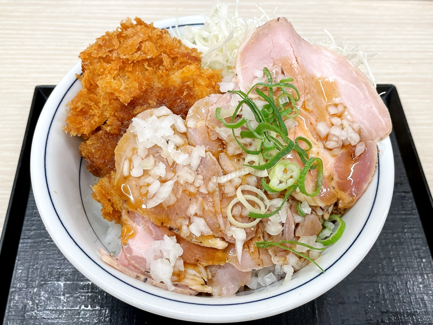 かつやの新作「ローストポークとロースカツの合い盛り丼」がどう見てもハム