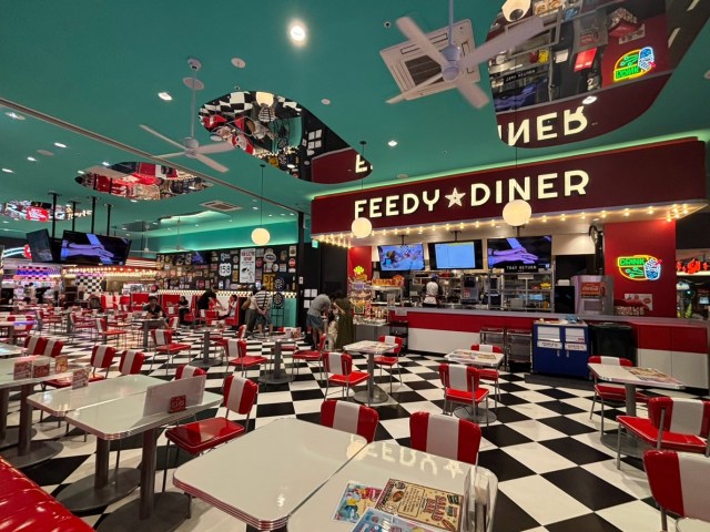 【推したい】ホットドッグ500円、サンデーは盛り放題！ イオンファンタジーが展開する「Feedy Diner＆Arcade」でアメリカンダイナー気分を満喫してきた
