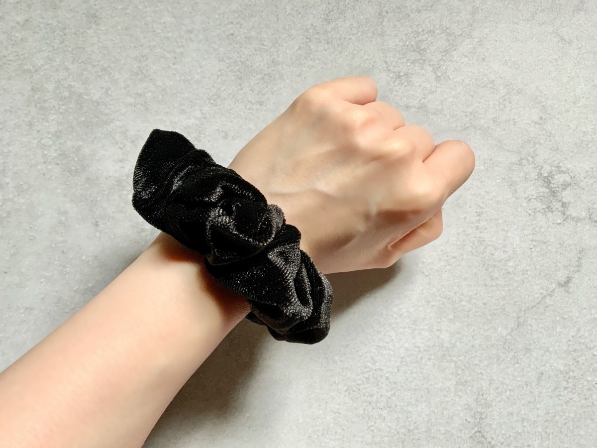 この発想はなかった！ 女スパイのひみつ道具みたいなシュシュが超便利