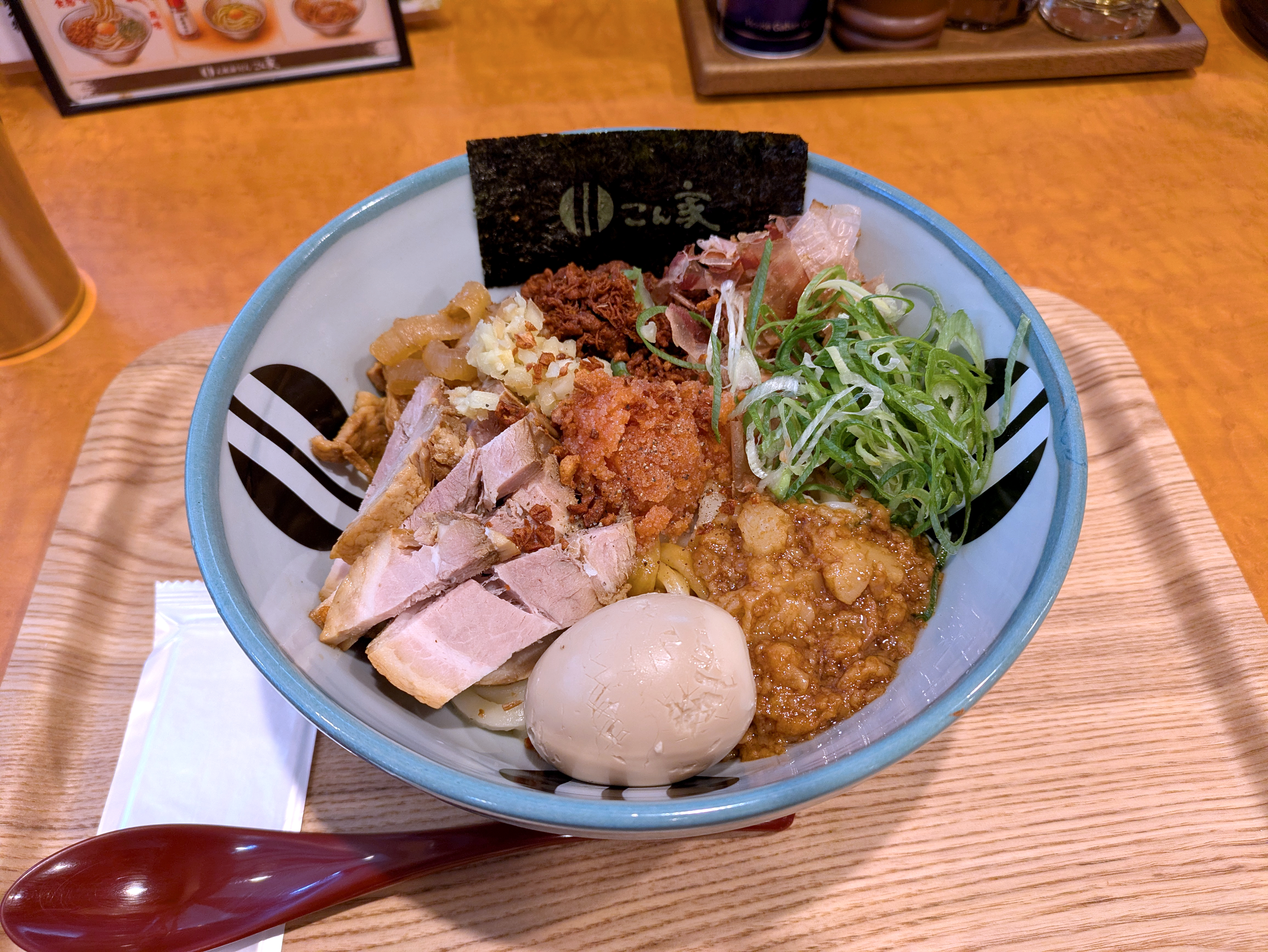 油そばじゃなくて「油うどん」!? 吉野家グループの新業態『こん家』で、うどんの新世界を垣間見た！ 実は監修はあの人