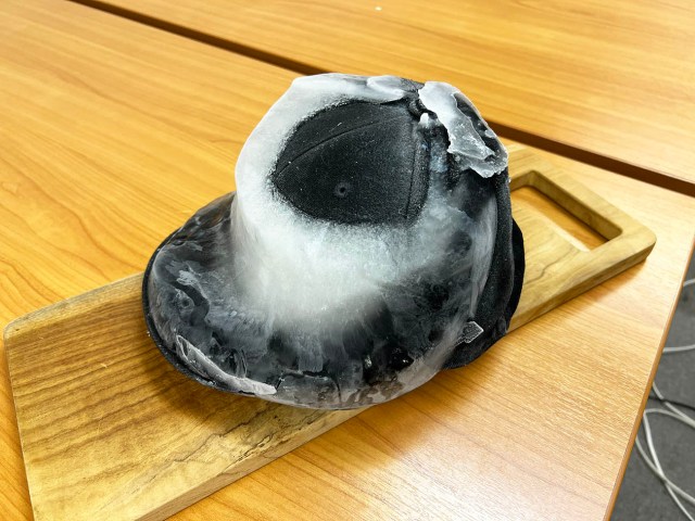 【検証】上司の帽子を氷漬けにしてみた 【検証】上司の帽子を氷漬けにしてみた