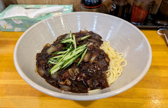 タライのような器でドン！ 新大久保『肉 ＆ 麺』のジャージャー麺セットは量もウマさも規格外 / 麺を2杯頼める謎セットも