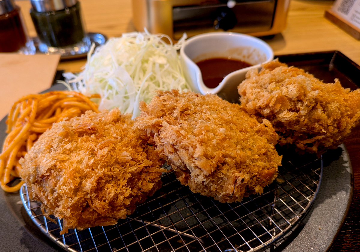 「和牛ハンバーグカツ」を鉄板で焼く!? 『串カツ田中』新ブランドの名物は、ノウハウと計算に裏打ちされた斬新メニュー