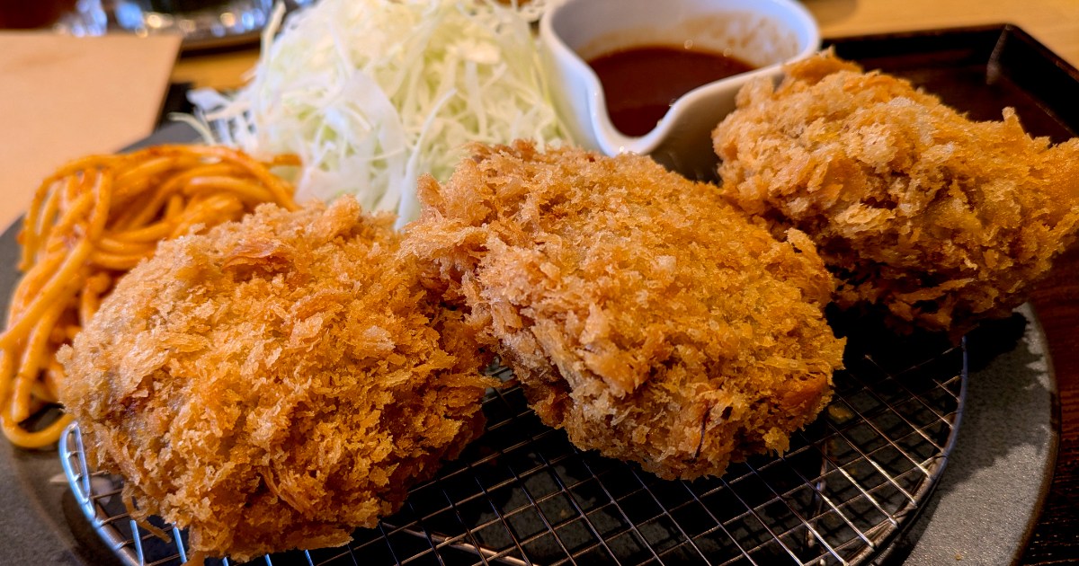 「和牛ハンバーグカツ」を鉄板で焼く!? 『串カツ田中』新ブランドの名物は、ノウハウと計算に裏打ちされた斬新メニュー