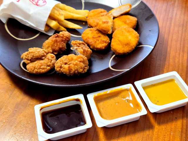 KFC初! ソースに付けて楽しむ「クレイジーディップチキン」が新登場! 通常ナゲットとどう違うか比較したところ… KFC初! ソースに付けて楽しむ「クレイジーディップチキン」が新登場! 通常ナゲットとどう違うか比較したところ…