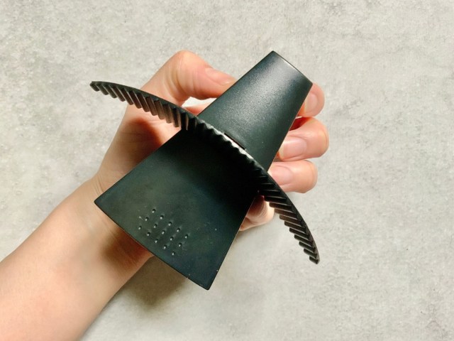 A4用紙を「立てる」ためだけの文房具!? 「ペーパースタンド」を使ってみたら地味だけど超便利だった