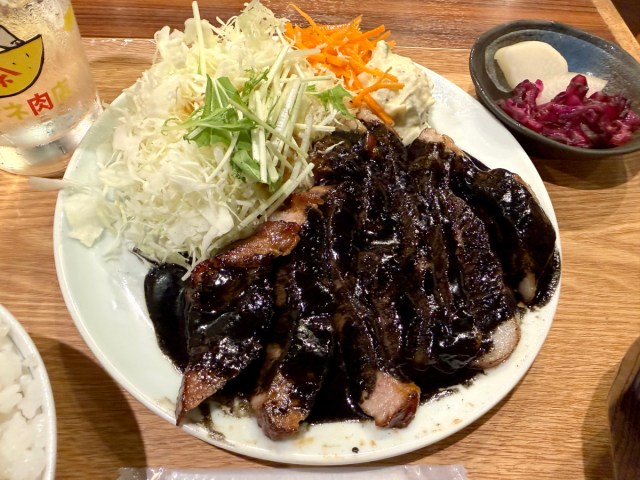 富山ブラックだけじゃない！新宿で見つけた「歌舞伎町ブラック」の正体が最高にメシ泥棒だった