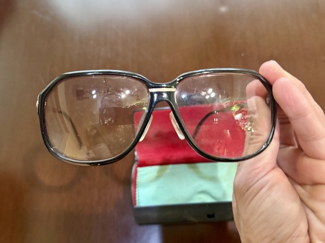 父の遺品から出てきた古いダンヒルのサングラス、実は「3代目」が私だった 父の遺品から出てきた古いダンヒルのサングラス、実は「3代目」が私だった