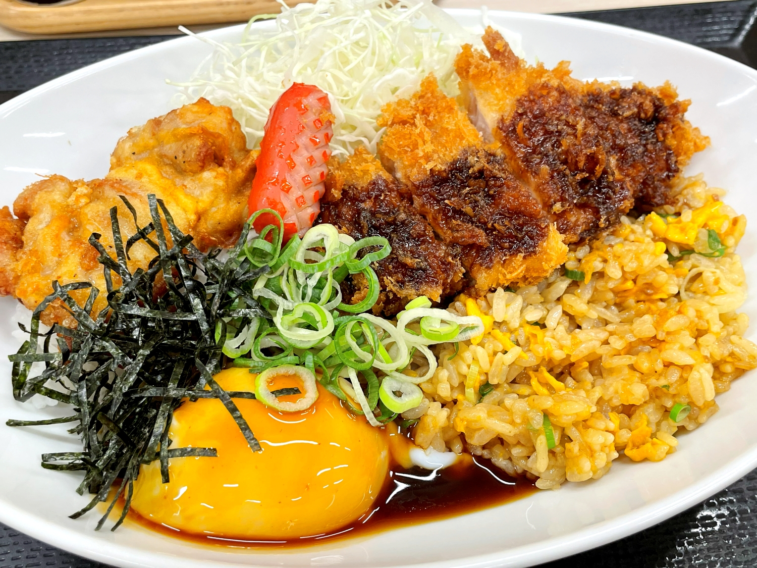 かつやの新商品「チャーハンとテリたま混ぜご飯の欲張り飯」がセンスないヤツのビュッフェみたいで最高だった