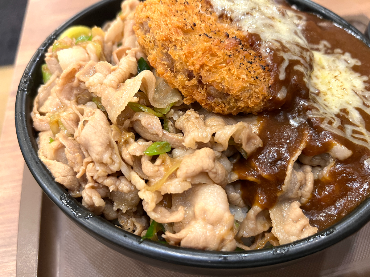 肉飯+600g】伝説のすた丼屋の新メニュー『チーズカレーメンチカツ合