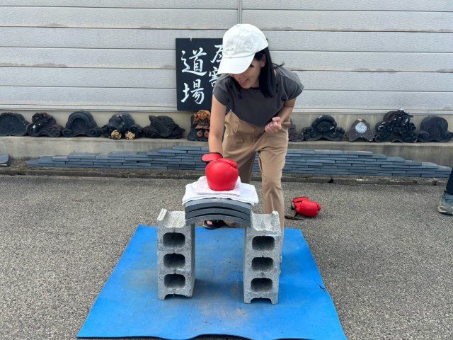悔しさを拳に込めて…福井で「越前瓦」ができる工場見学に行ってみた。最後に人生初の瓦割りに挑戦したら爽快すぎた 悔しさを拳に込めて…福井で「越前瓦」ができる工場見学に行ってみた。最後に人生初の瓦割りに挑戦したら爽快すぎた