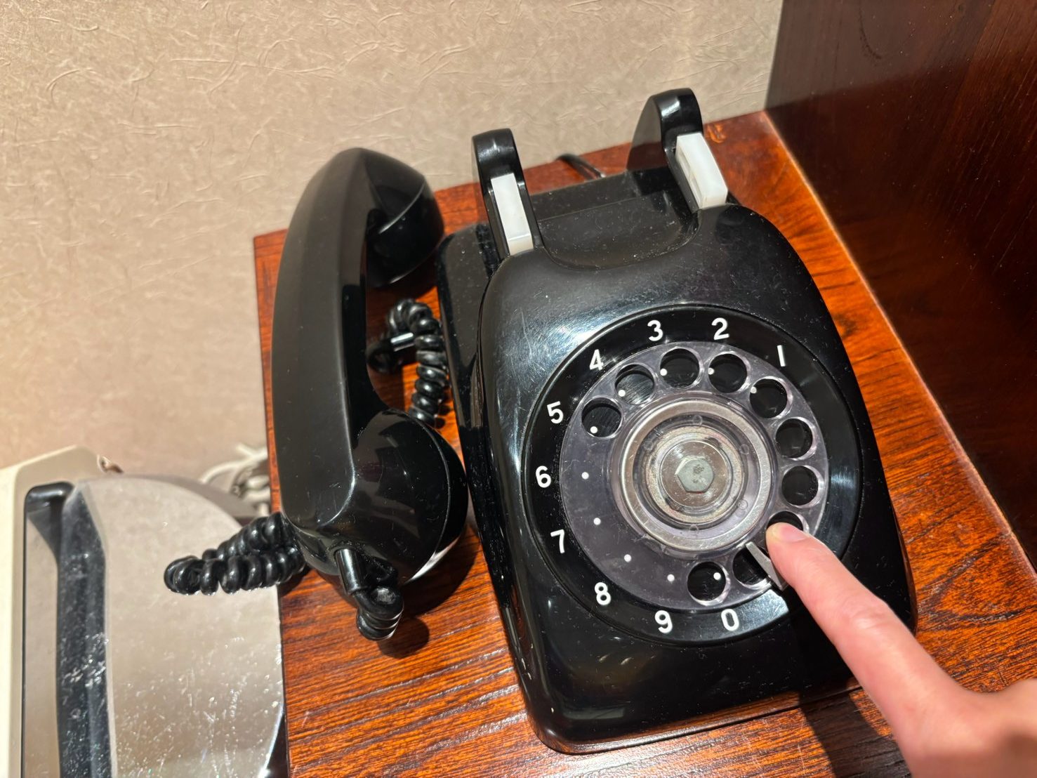 黒電話にラジカセ、公衆電話……昭和・平成のアイテムを令和の小学生に試してもらったら、なんだか鳥肌が立ってきた