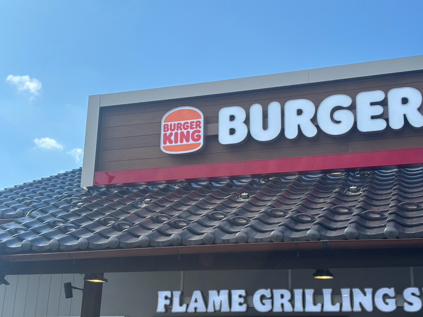 バーガーキングなのに瓦屋根！ 話題の店舗で人生初バーキンしてみた / お得なワッパー祭りも開催中