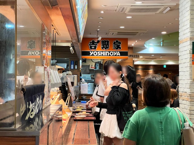 はなまるうどんの中に吉野家が! 全国10店舗しかないはなまるにテンション上がりすぎて、逆に牛丼を注文しなかった話 はなまるうどんの中に吉野家が! 全国10店舗しかないはなまるにテンション上がりすぎて、逆に牛丼を注文しなかった話