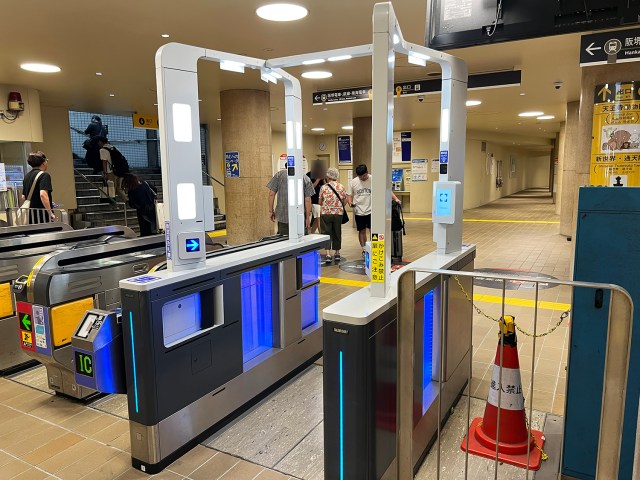 【検証】改札が顔パス？ タッチすら不要の「ウォークスルー型顔認証改札」を使ってみたら、全然顔パスで通れなかった話