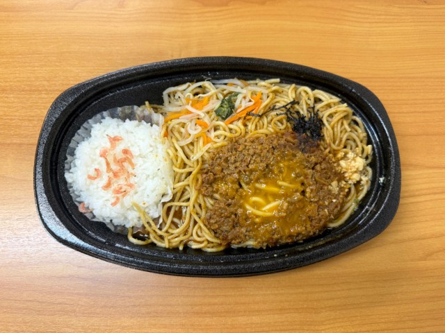 【1235kcal】ミニストップの「増量フェア」でとんでもないモンスター飯を発見! 容器込み711gの『汁なし台湾風まぜ麺弁当』に宿る強い思想 【1235kcal】ミニストップの「増量フェア」でとんでもないモンスター飯を発見! 容器込み711gの『汁なし台湾風まぜ麺弁当』に宿る強い思想