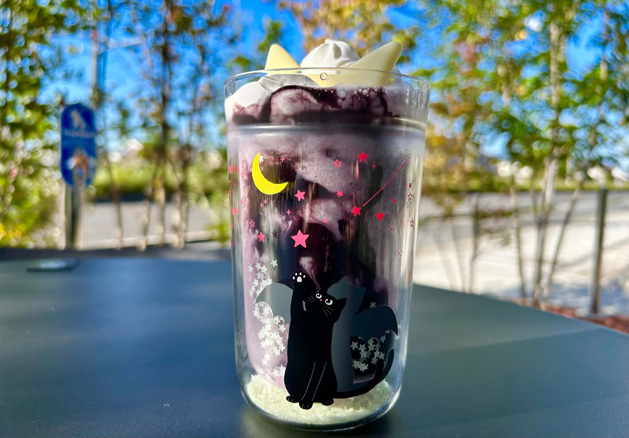 猫好き狙い撃ち！ スタバのハロウィン新作『ブラックベリー ヨーグルト フラペチーノ』はチョコでできた「猫耳」付き /　もちろん、めっちゃ美味しい