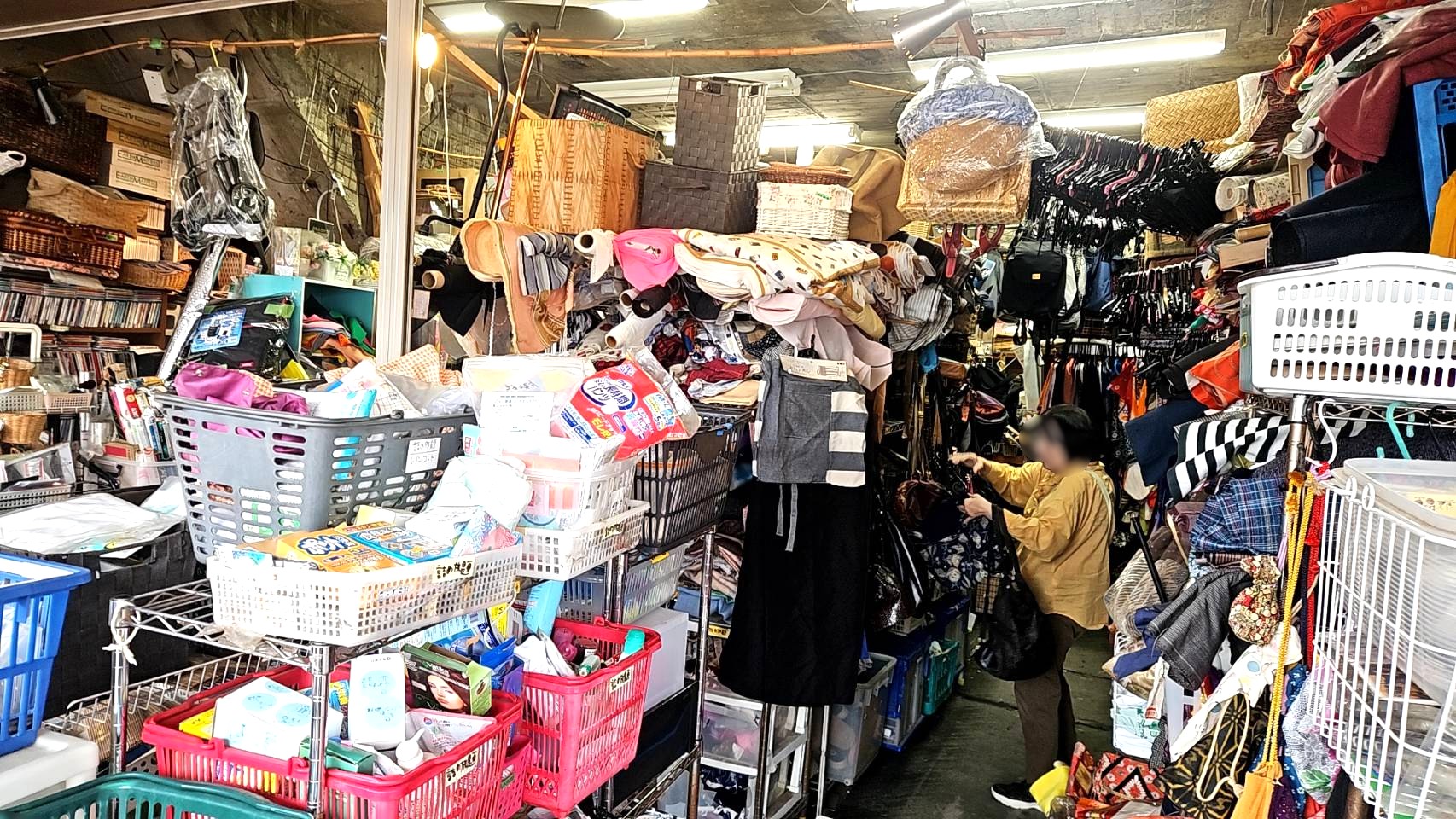 リサイクルショップにて35000円で売られています。 税込1000円で詰め放題！ 藤沢にある超絶ディープな『リサイクル