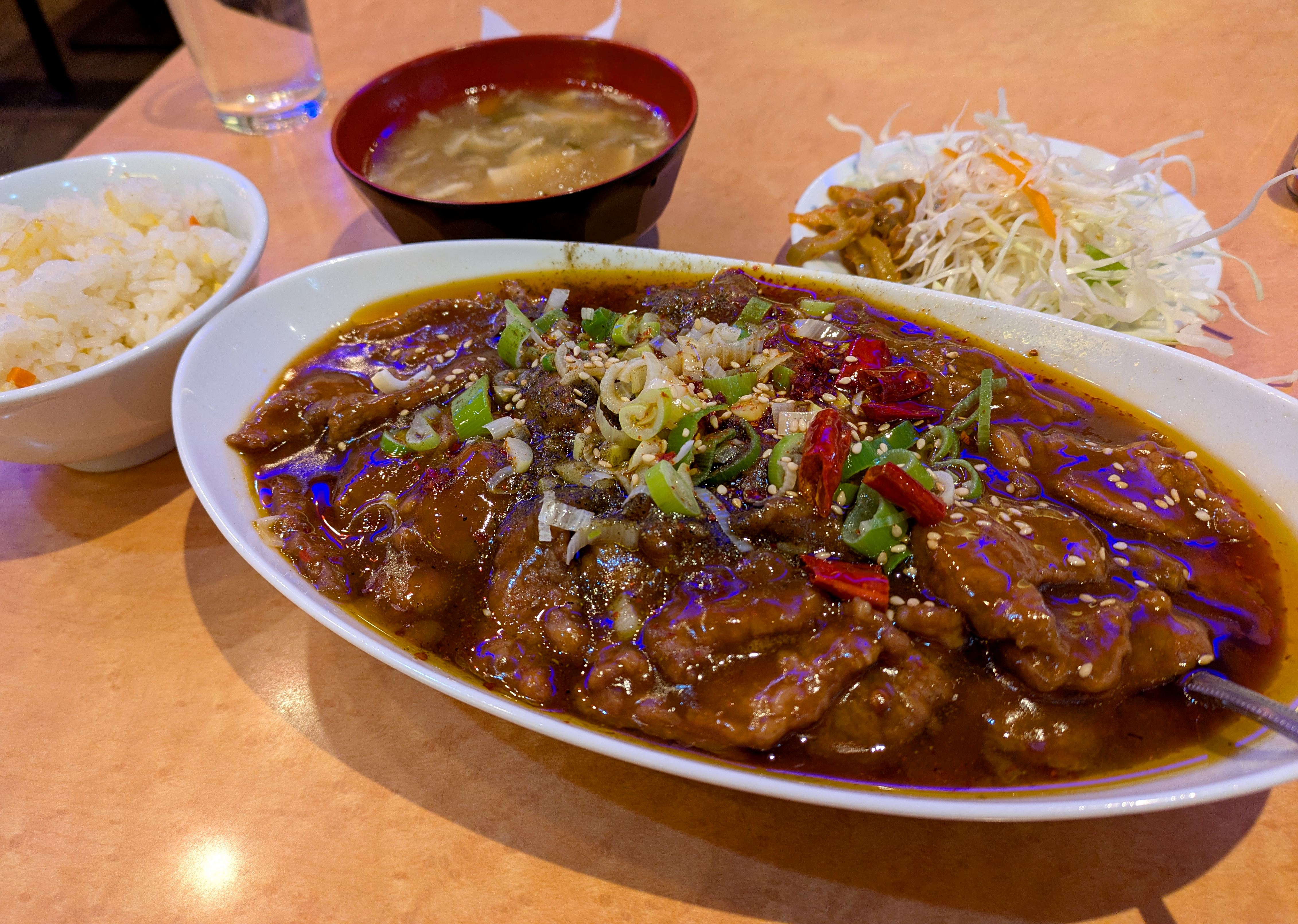 ライスもチャーハンも食べ放題！ 中華『麻辣四川』で「水煮牛肉」を頼んだら、迷わずチャーハンを選んだことを後悔するハメに…