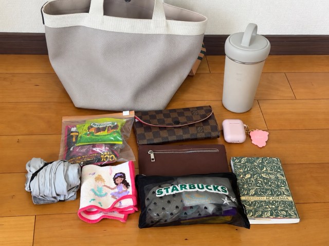 「コンビニで飲み物は買いたくない!」節約主婦のカバンを開けたら、20〜30円の水とお菓子が出てきた 「コンビニで飲み物は買いたくない!」節約主婦のカバンを開けたら、20〜30円の水とお菓子が出てきた