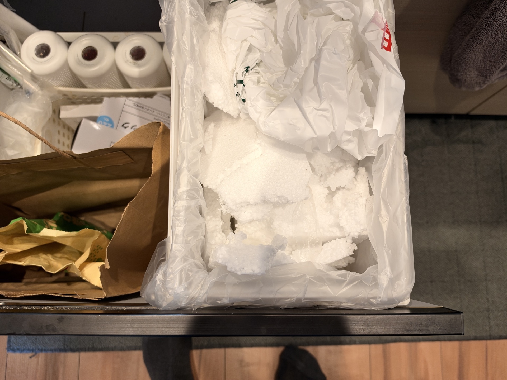 荷物を開けて発泡スチロールが見えた瞬間の絶望感。飛び散る、くっつく、かさばる！ あの梱包、そろそろどうにかならないものか