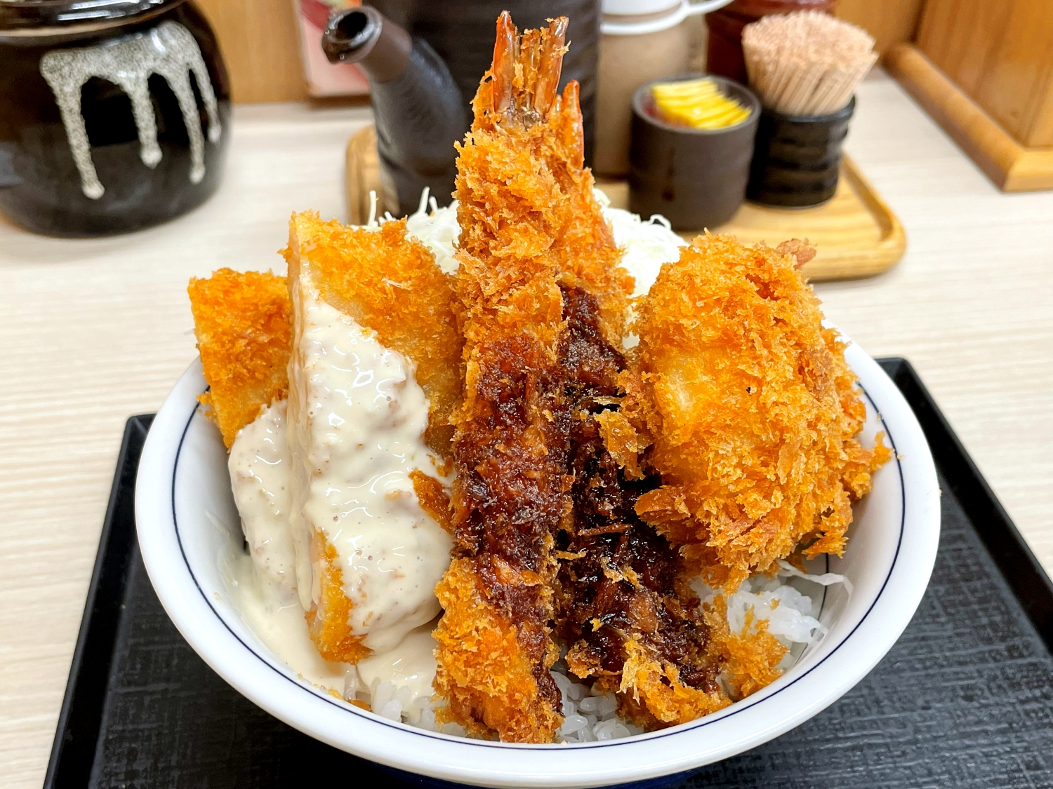 かつや、新商品「海老トリプル丼」で本気の海老尽くし！ 海老カツ・海老フライ・海老クリームコロッケが集結