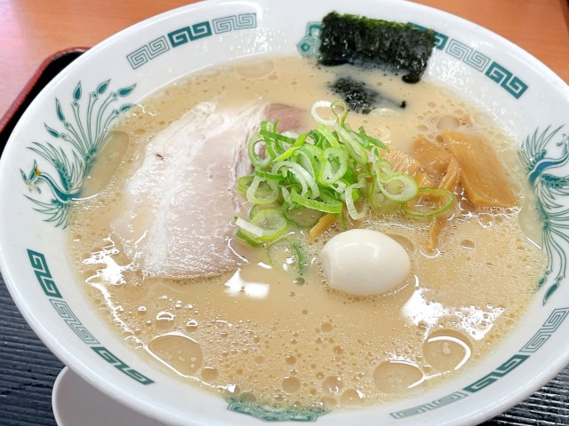690円にしてはウマすぎる！ 日高屋『濃厚豚骨醤油ラーメン』に感じる「家系」を名乗らぬ奥ゆかしさ