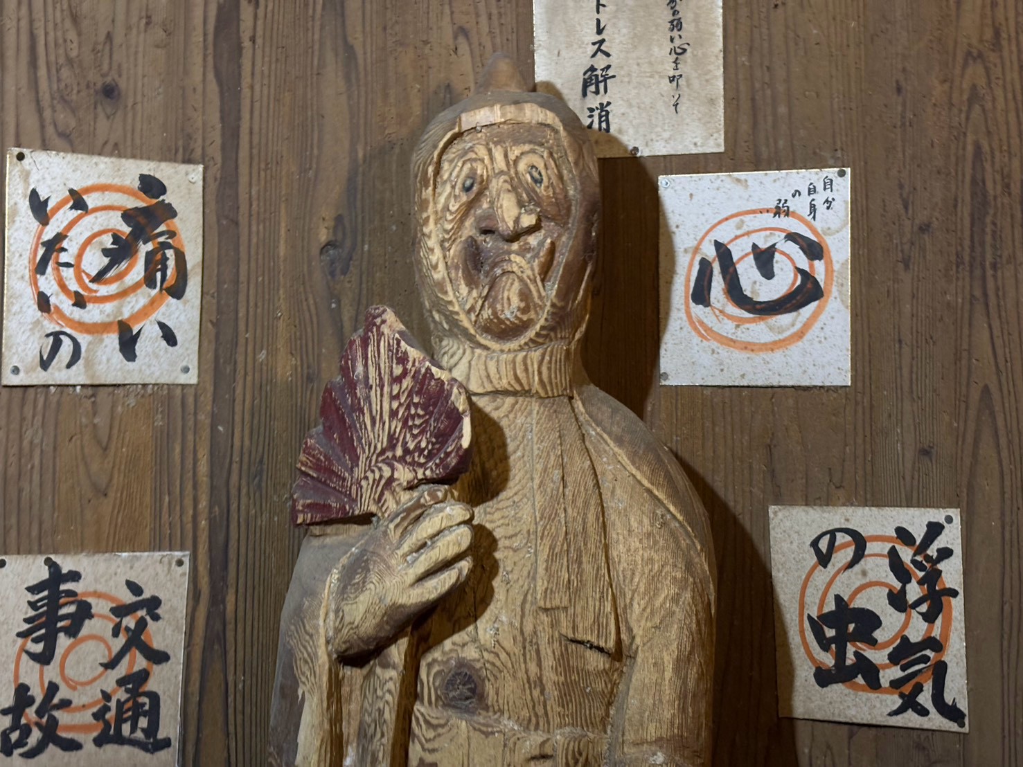 「ちくしょうめぇぇ！」 味噌蔵の奥で貧乏神神社を発見。棒で叩いて蹴って豆を投げつける、衝撃の参拝方法を体験してみた