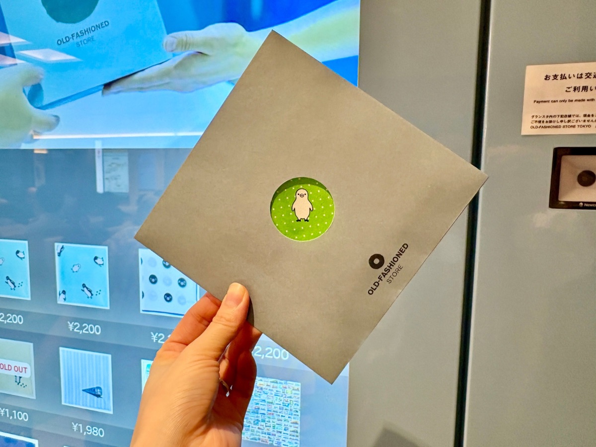 東京駅の自販機で売ってたのはまさかのハンカチ！ 卒業が決まった「Suicaのペンギン柄」も販売中
