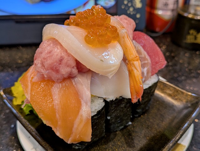 まるで積み上げられた布団!? 銚子丸の1皿1540円「スペシャル爆盛り」の威圧感がスゴい! ネギトロを接着剤にして高さを稼ぐ無茶っぷり まるで積み上げられた布団!? 銚子丸の1皿1540円「スペシャル爆盛り」の威圧感がスゴい! ネギトロを接着剤にして高さを稼ぐ無茶っぷり