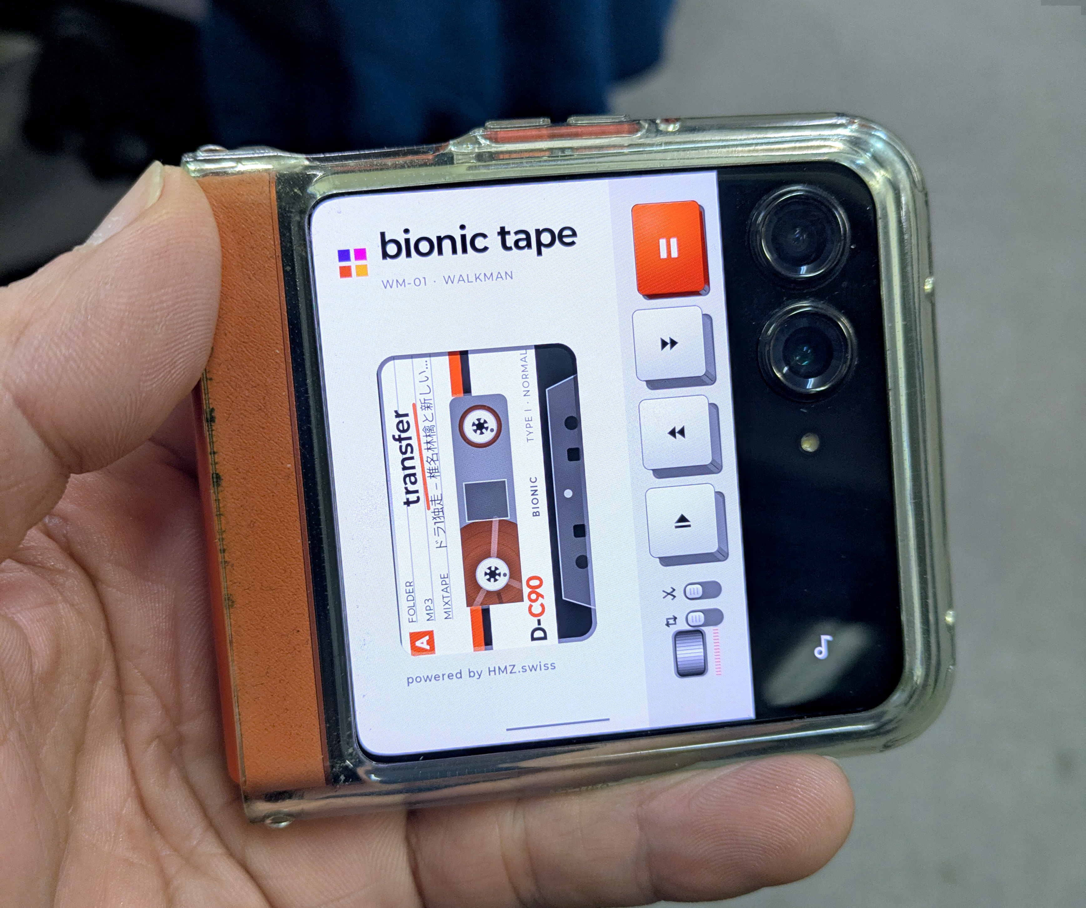 【懐かしい】「iPhone DUO」に入れたい2つ折り端末に最適化された、カセットプレイヤー風音楽アプリ『Bionic Tape』