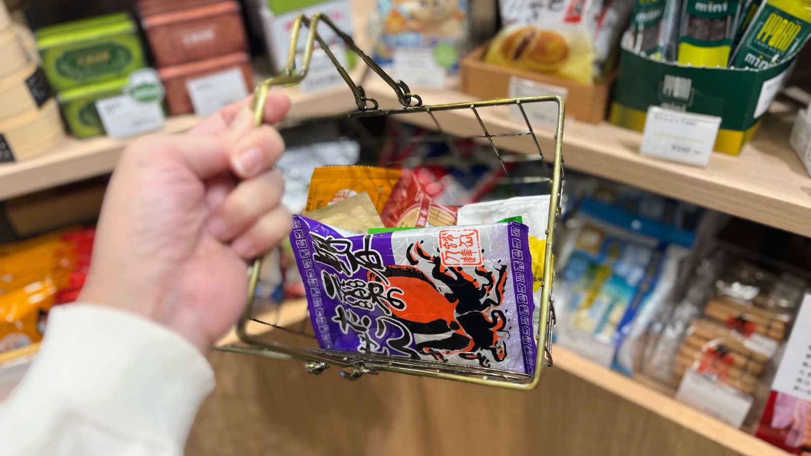 1000円握りしめて日本一周！ 全国のご当地銘菓をバラ売りしているお店で「何県制覇できるか」挑戦してみた