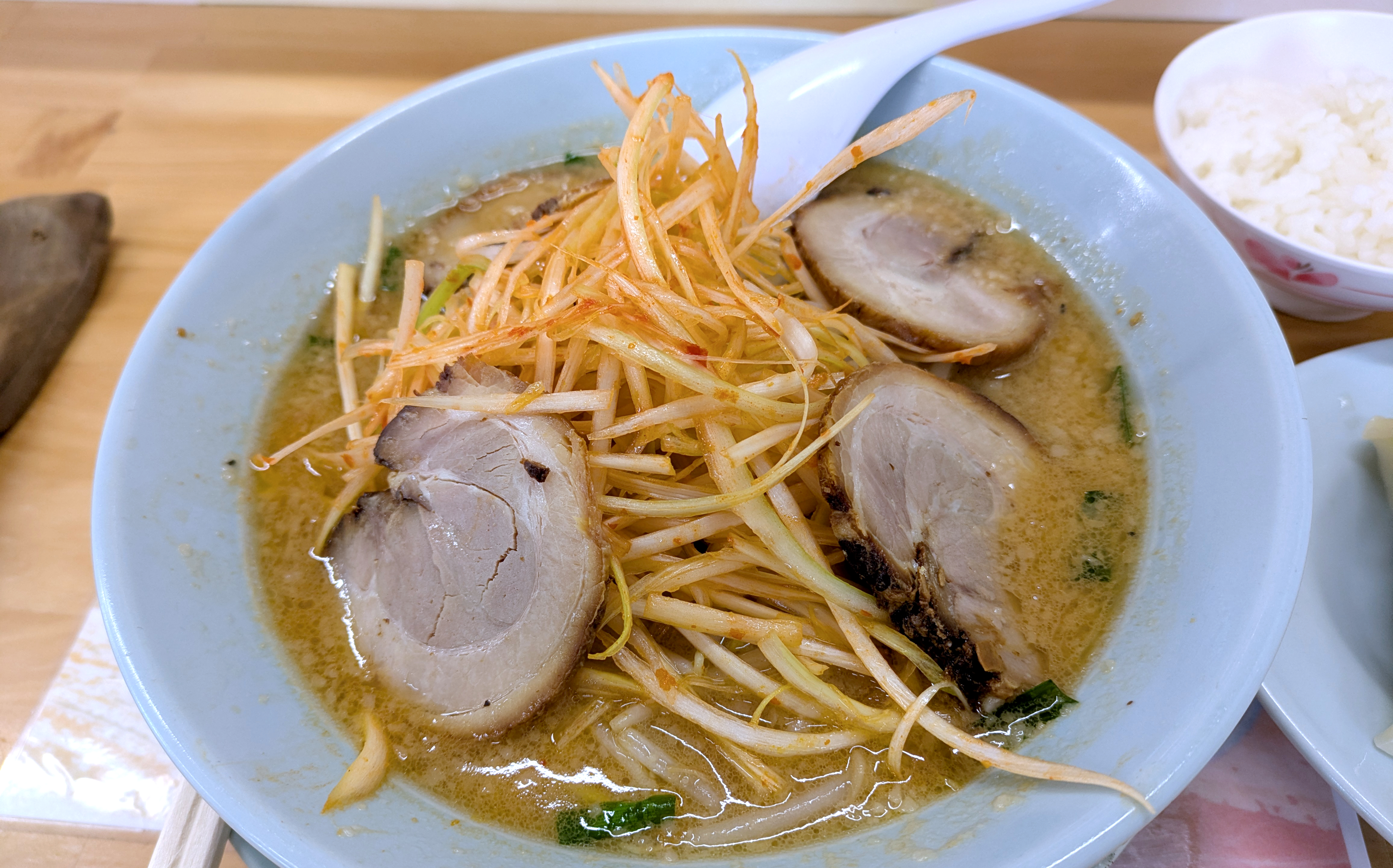 【くるまやラーメン】「うちにもお越しください！」熱血店長の誘いで埼玉・吹上店へ / FC店自信の味噌スープに「くるまや」の神髄を見た！