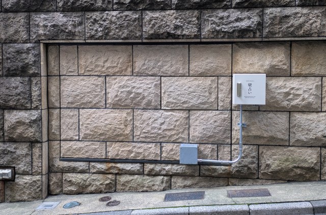 【ナゾ】渋谷のある場所に “動く壁” 出現! 決済して触れると「ゴゴゴ……」と動いて中から出てくるのは… 【ナゾ】渋谷のある場所に “動く壁” 出現! 決済して触れると「ゴゴゴ……」と動いて中から出てくるのは…