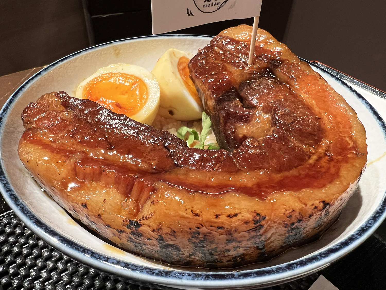 箸で切れる極厚角煮400g！ 吉野家の2倍の肉量を誇る『大阪とんかつ』に見る角煮丼ブームの兆し