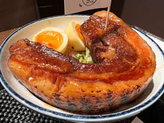 箸で切れる極厚角煮400g! 吉野家の2倍の肉量を誇る『大阪とんかつ』に見る角煮丼ブームの兆し 箸で切れる極厚角煮400g! 吉野家の2倍の肉量を誇る『大阪とんかつ』に見る角煮丼ブームの兆し