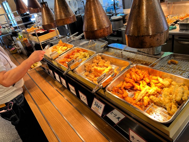 【950円食べ放題】香の川製麺の食べ放題店舗がコスパ最強! うどん注文で天ぷら・ご飯・カレー・おでんがおかわり自由 【950円食べ放題】香の川製麺の食べ放題店舗がコスパ最強! うどん注文で天ぷら・ご飯・カレー・おでんがおかわり自由