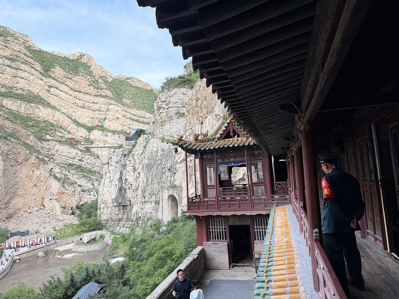 世界最恐の寺『懸空寺』に入ってみて知った「日本人に厳しすぎる事情」